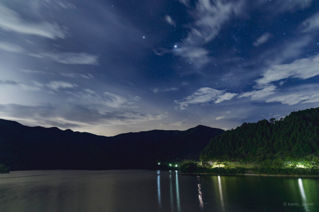 奥多摩湖の星空写真（東京都奥多摩町）