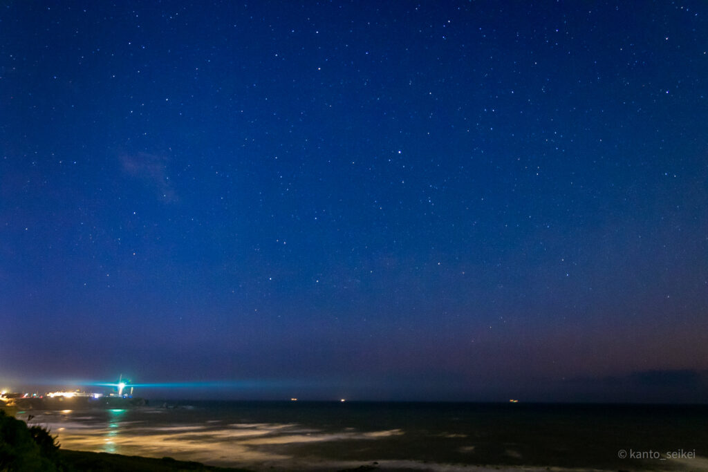 犬吠埼灯台の光跡と星空をやや俯瞰で撮影