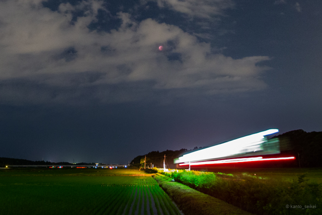 皆既月食と鉄道のコラボ写真（茨城県ひたちなか市）